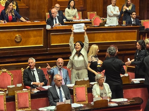 Caso Delmastro, la Giunta dice no all'acquisizione delle chat. E il M5s occupa i banchi del governo