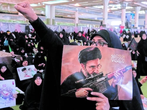 Israele: regime diviso e pasdaran a rischio. "E Khamenei junior non è più nel Paese"