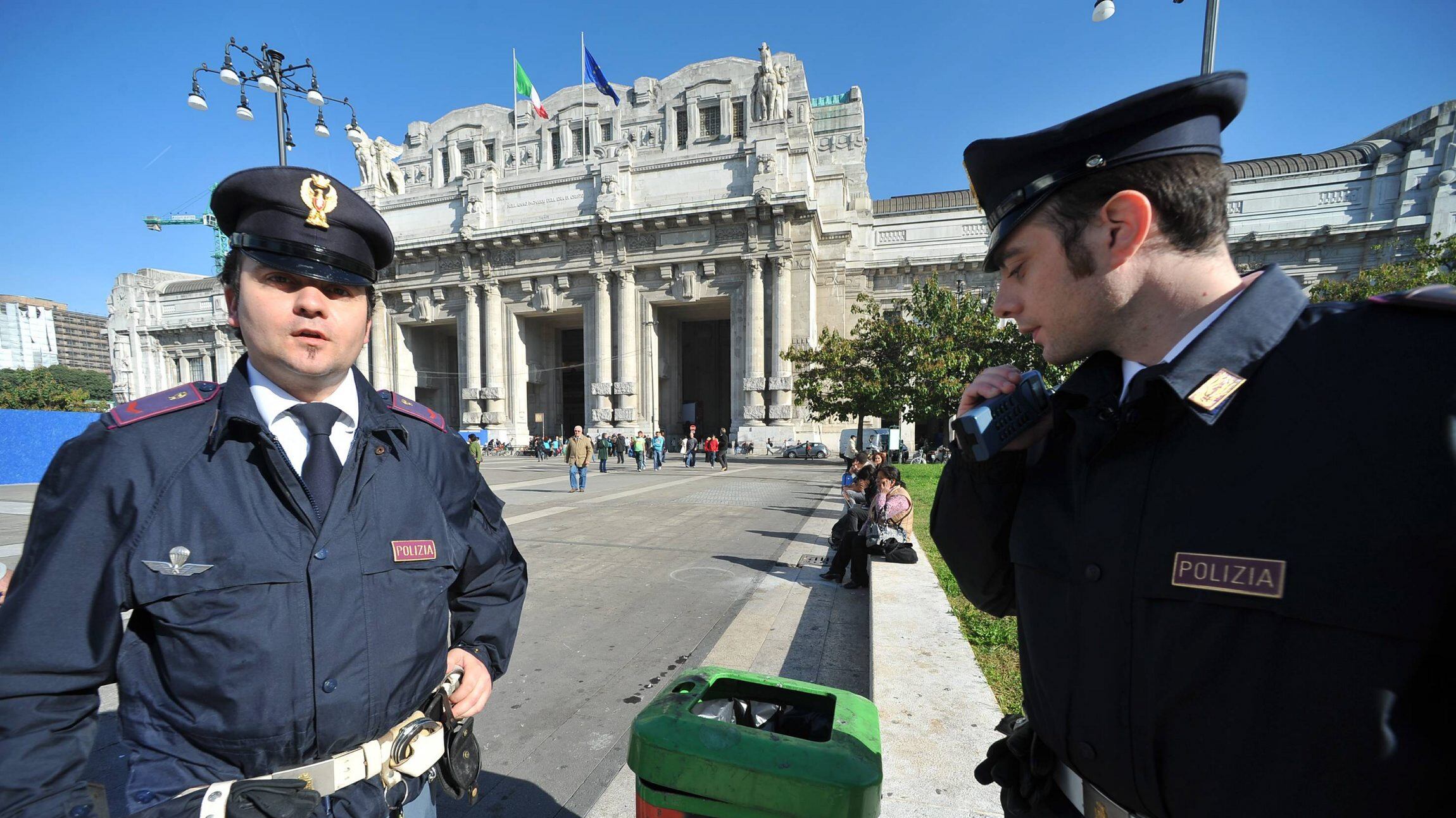 In stazione fa la pipì contro l'auto della polizia