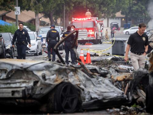 L'aereo si schianta sulle case. Orrore a San Diego: 2 morti e 8 feriti