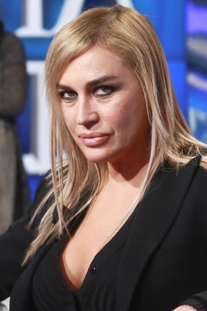 Lory Del Santo, sexy e avventurosa 9