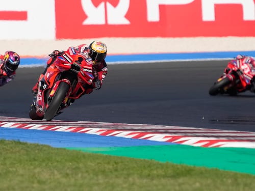 MotoGP, Bastianini trionfa a Misano davanti a Martin tra le polemiche. Cade Bagnaia