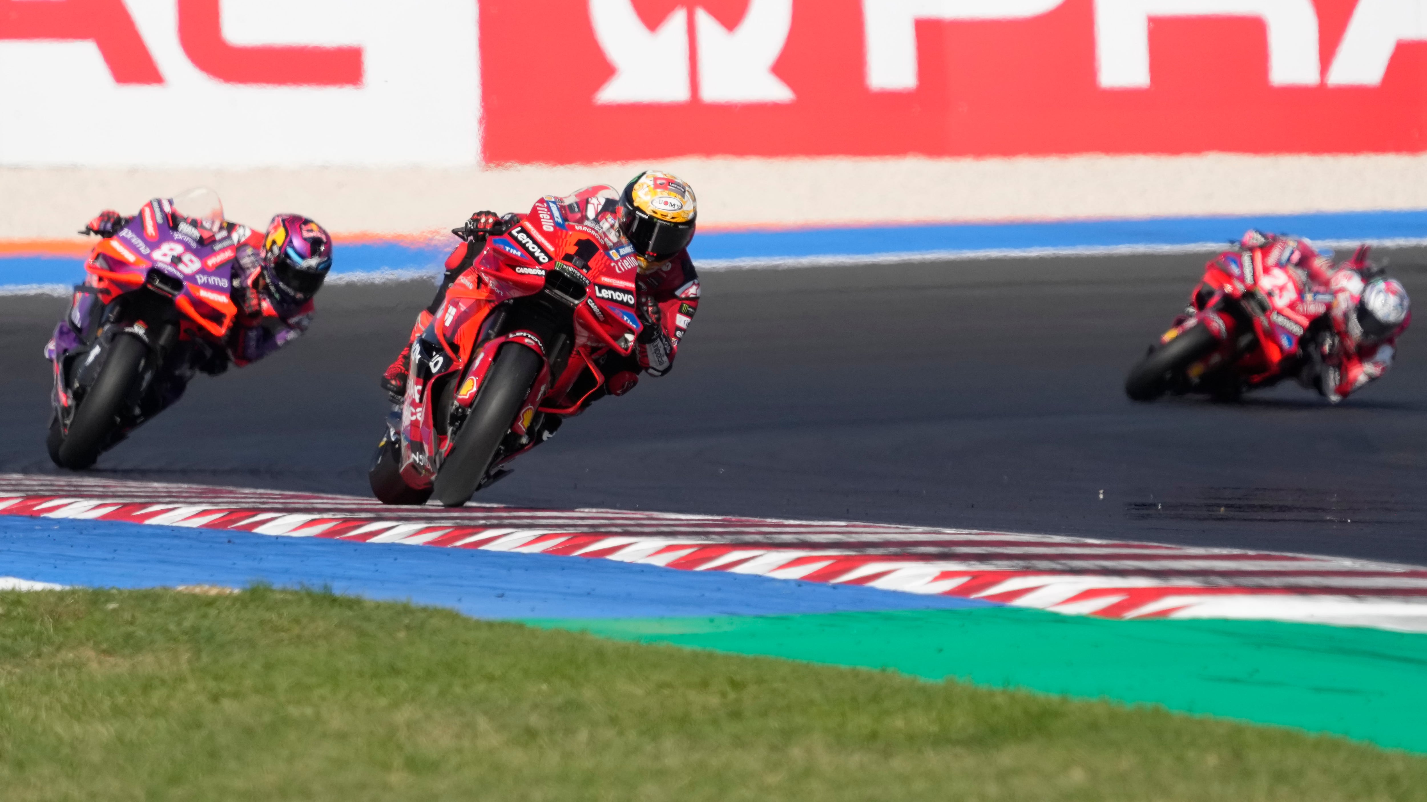 MotoGP, Bastianini trionfa a Misano davanti a Martin tra le polemiche. Cade Bagnaia