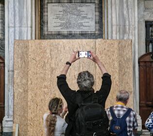 La preparazione della tomba di Papa Francesco a Santa Maria Maggiore 2