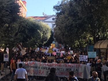 Taranto, il quarto sciopero per il clima nella città dell'acciaio 1