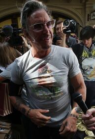 Mickey Rourke indossa la tshirt con Putin "È un bel tipo..." 4