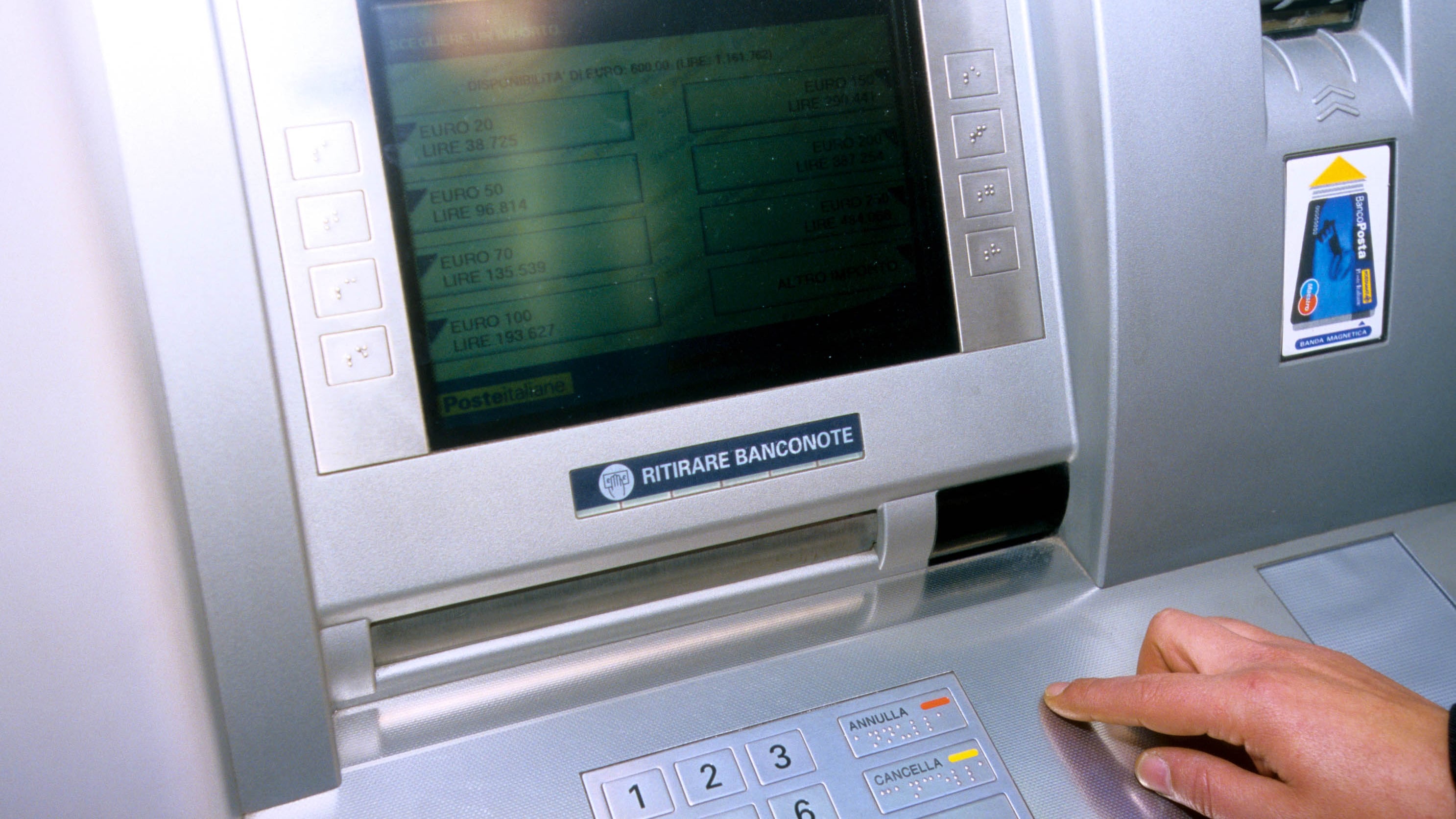 Commissioni e prelievi: al bancomat cambia tutto