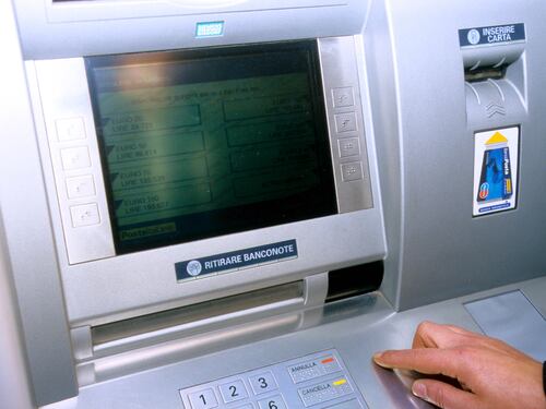 Commissioni e prelievi: al bancomat cambia tutto