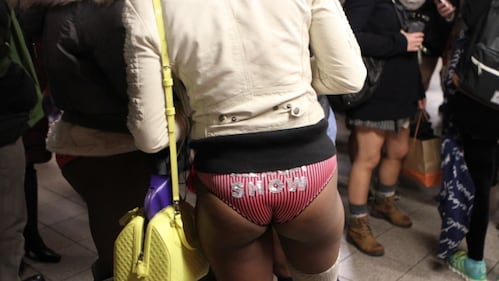 In metro senza pantaloni. È il No Pants Subway Ride 10