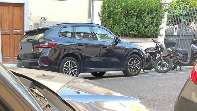 Ora gli ecoattivisti se la prendono pure con le auto elettriche: ruote sgonfiate e volantini-beffa