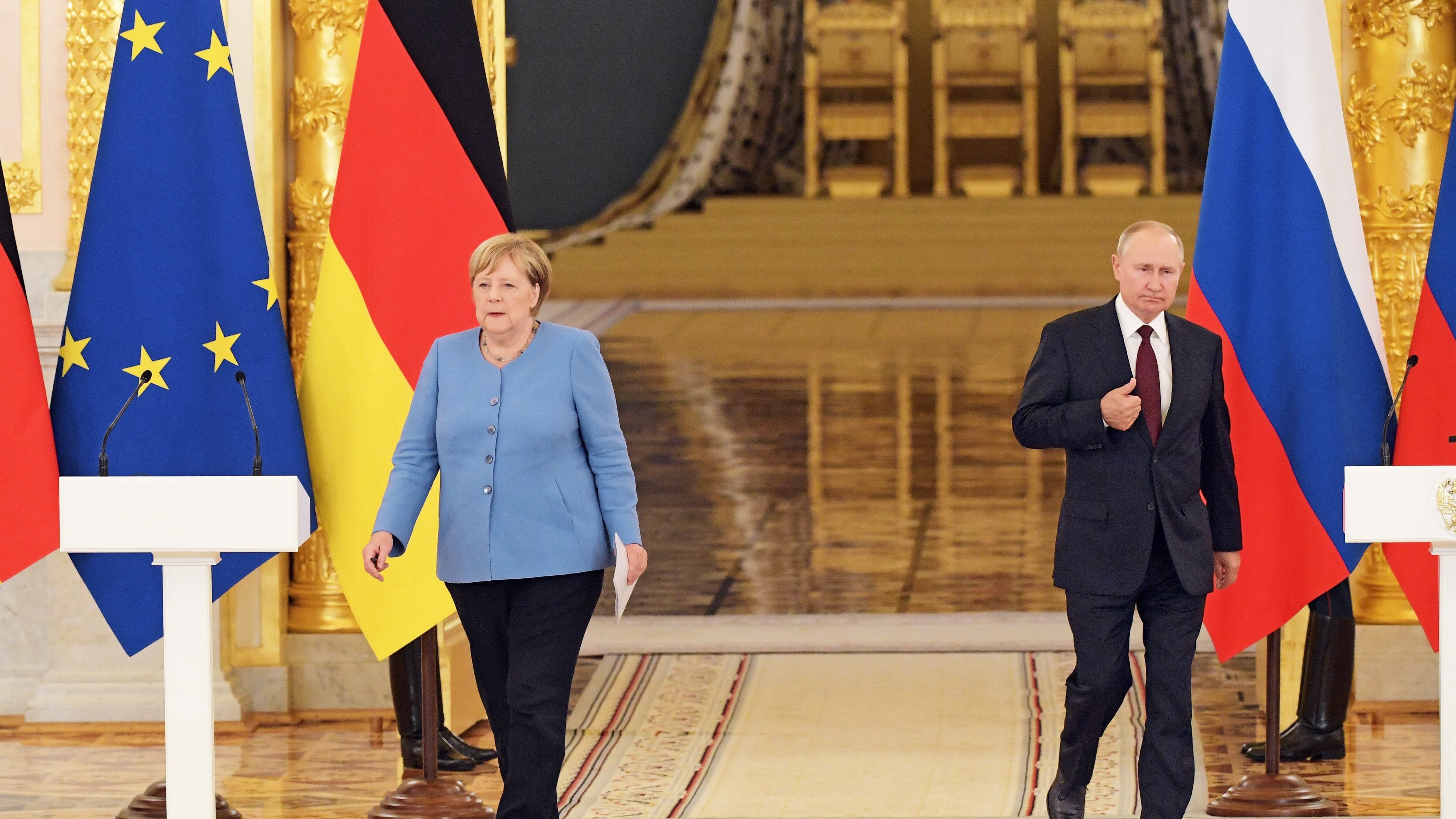 Le confessioni di Angela Merkel: "Cercai di frenare Kiev per evitare la reazione di Putin"