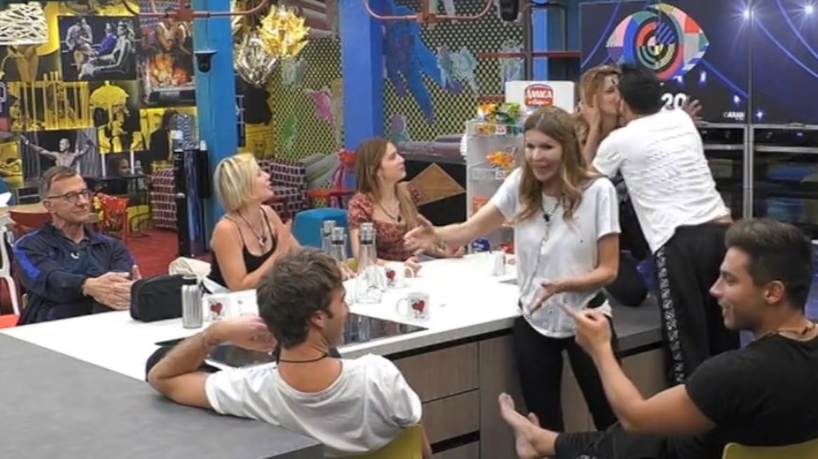 Il primo bacio del Gf Vip 4 è tra Pago e Adriana Volpe