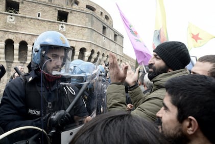 A Roma scontri alla manifestazione contro Erdogan 4