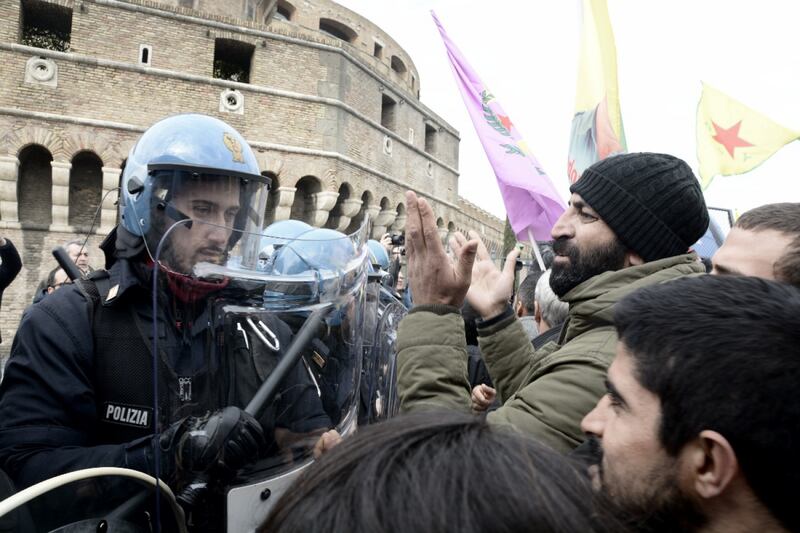 A Roma scontri alla manifestazione contro Erdogan 4