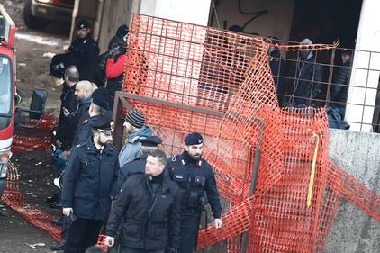Roma, lo sgombero della fabbrica occupata da più di 500 migranti 2