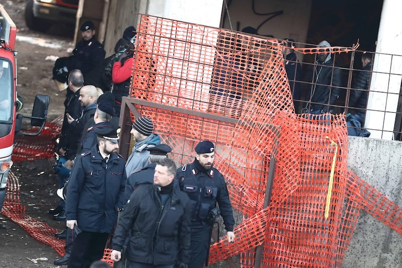 Roma, lo sgombero della fabbrica occupata da più di 500 migranti 2