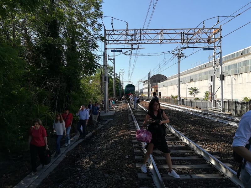 Milano, panico tra i pendolari: "fumo sul treno". A piedi sui binari 1