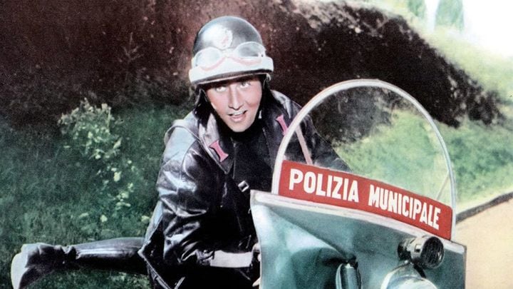Mancano le divise adatte, le moto dei vigili restano ferme: scoppia il caso