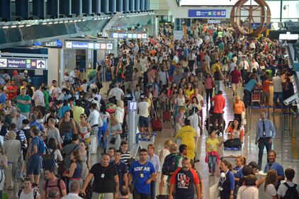 Lunghe file di passeggeri attendono ai check in a Fiumicino 3