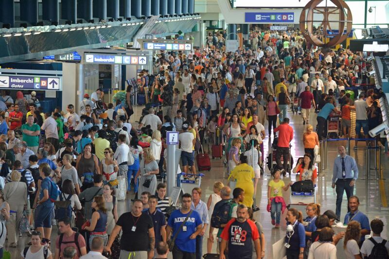 Lunghe file di passeggeri attendono ai check in a Fiumicino 3