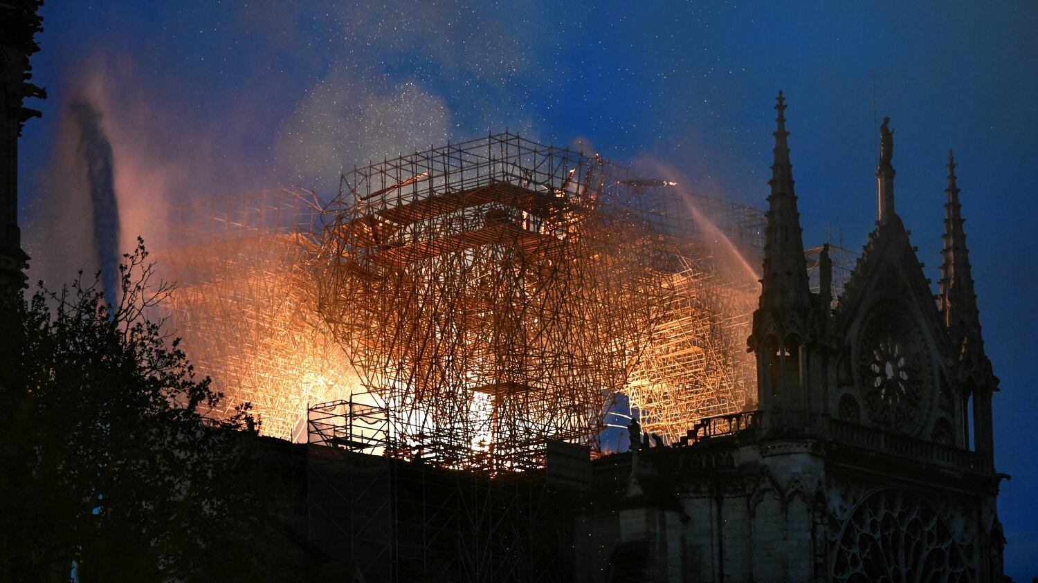 Il Natale triste di Parigi: dopo 216 anni niente messa nella Nôtre-Dame ferita