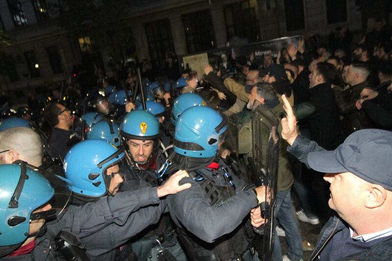 Milano, scontri al corteo per Ramelli tra l’estrema destra e la polizia 6