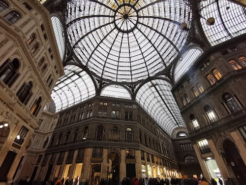Tra insidie e fascino, nella Galleria Umberto di Napoli