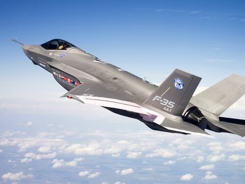Figuraccia F-35: sconfitto da un vecchio F-16 in un test di guerra