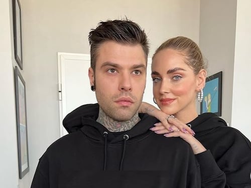 "Vicino a Trussardi c'è l'amica Ferragni...". Ma la realtà è un'altra