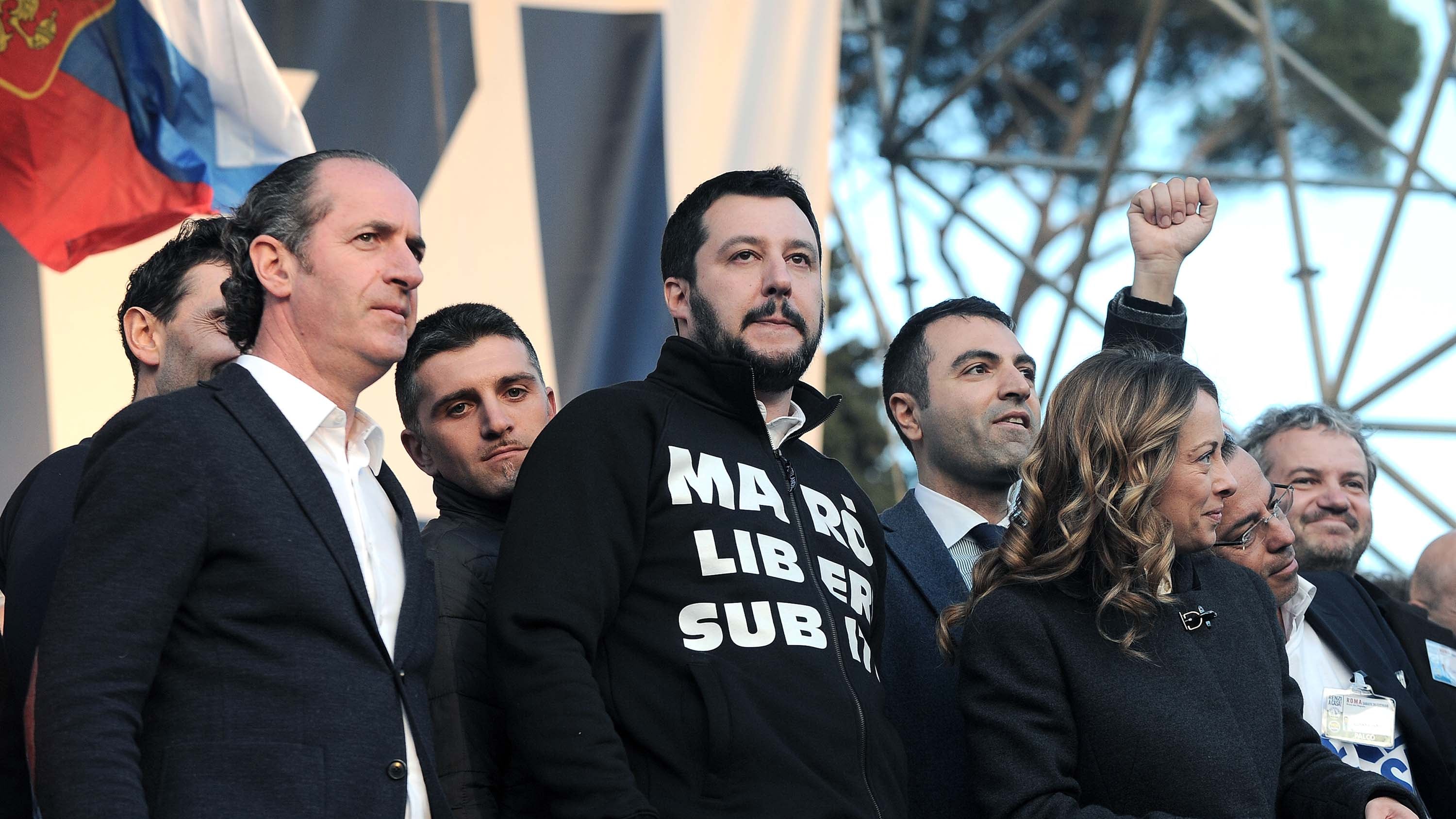 Lega in piazza a Roma, Salvini: "Renzi servo sciocco di Bruxelles"