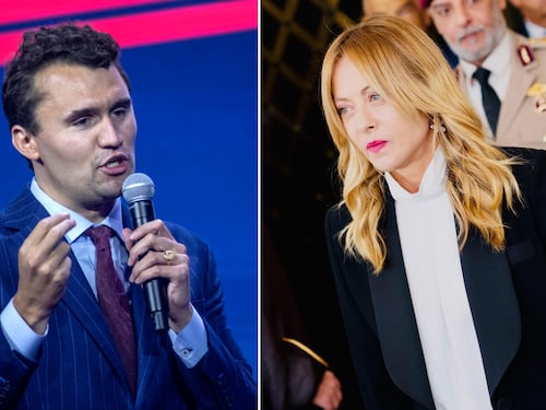 Charlie Kirk, un anno dall’omicidio. L’omaggio di Meloni: “Non lasciamo prevalere l’odio che ha cercato di zittirlo”