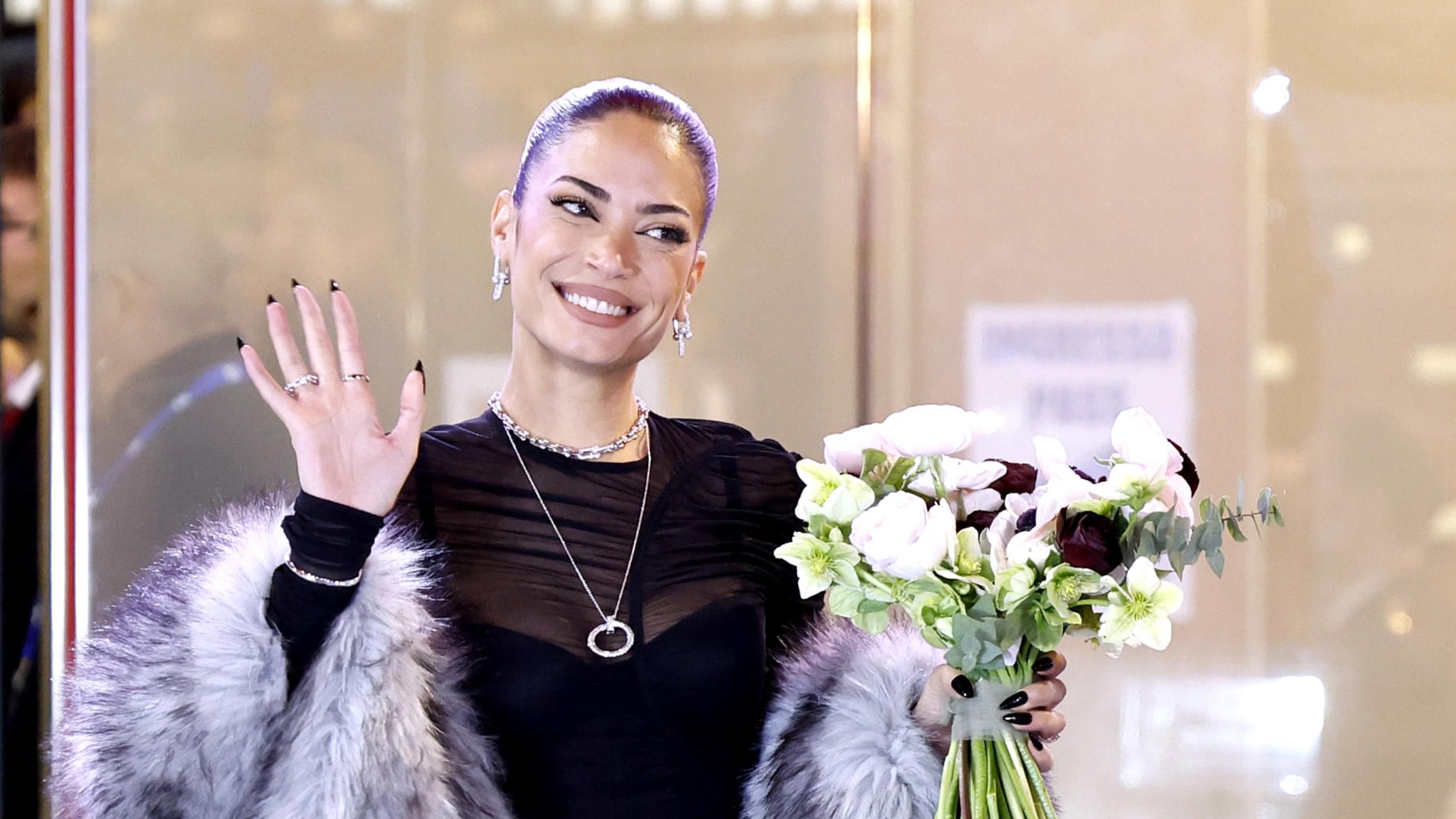 "Nemmeno se mi tagliano una mano". Bordata di Elodie contro la Meloni a Sanremo