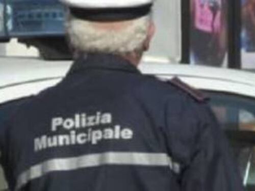 Senza patente e assicurazione passa col rosso: batosta per il peruviano