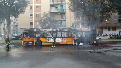 Milano, un bus in fiamme in via Rombon 8