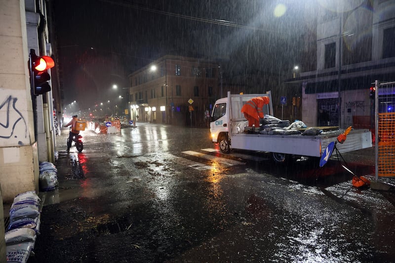Maltempo a Bologna: alberi caduti, allagamenti ed esondazioni 4