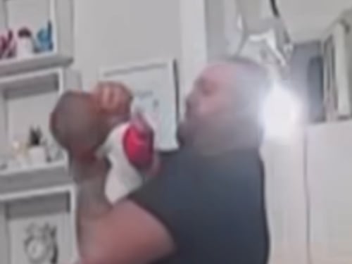 Napoli, papà-orco prende a pugni e morde il figlio di cinque mesi