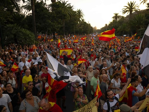 Centinaia di migliaia di spagnoli scendono nelle piazze: “Ceuta non si vende, Ceuta si difende”. Insulti a Sanchez e cariche della polizia
