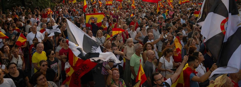 Centinaia di migliaia di spagnoli scendono nelle piazze: “Ceuta non si vende, Ceuta si difende”. Insulti a Sanchez e cariche della polizia