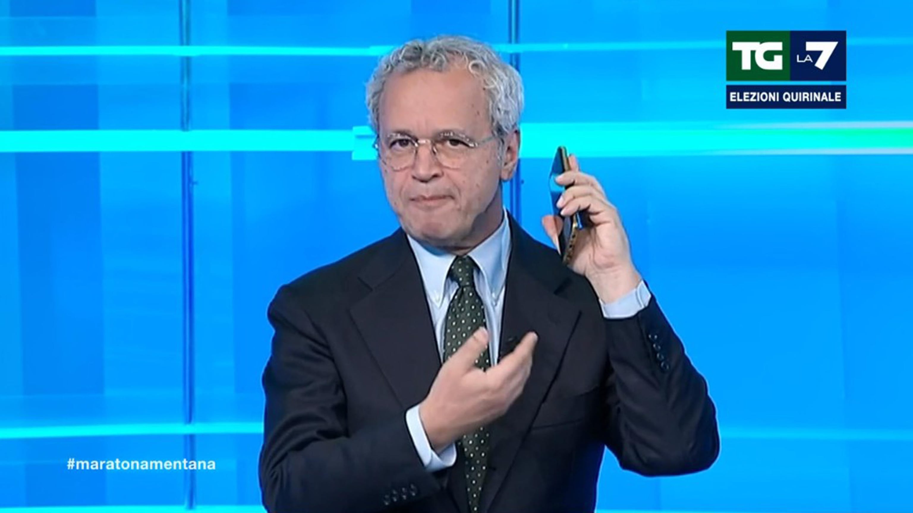 "Dillo...", "Ok lo dico...": la telefonata di Grillo a Mentana in diretta