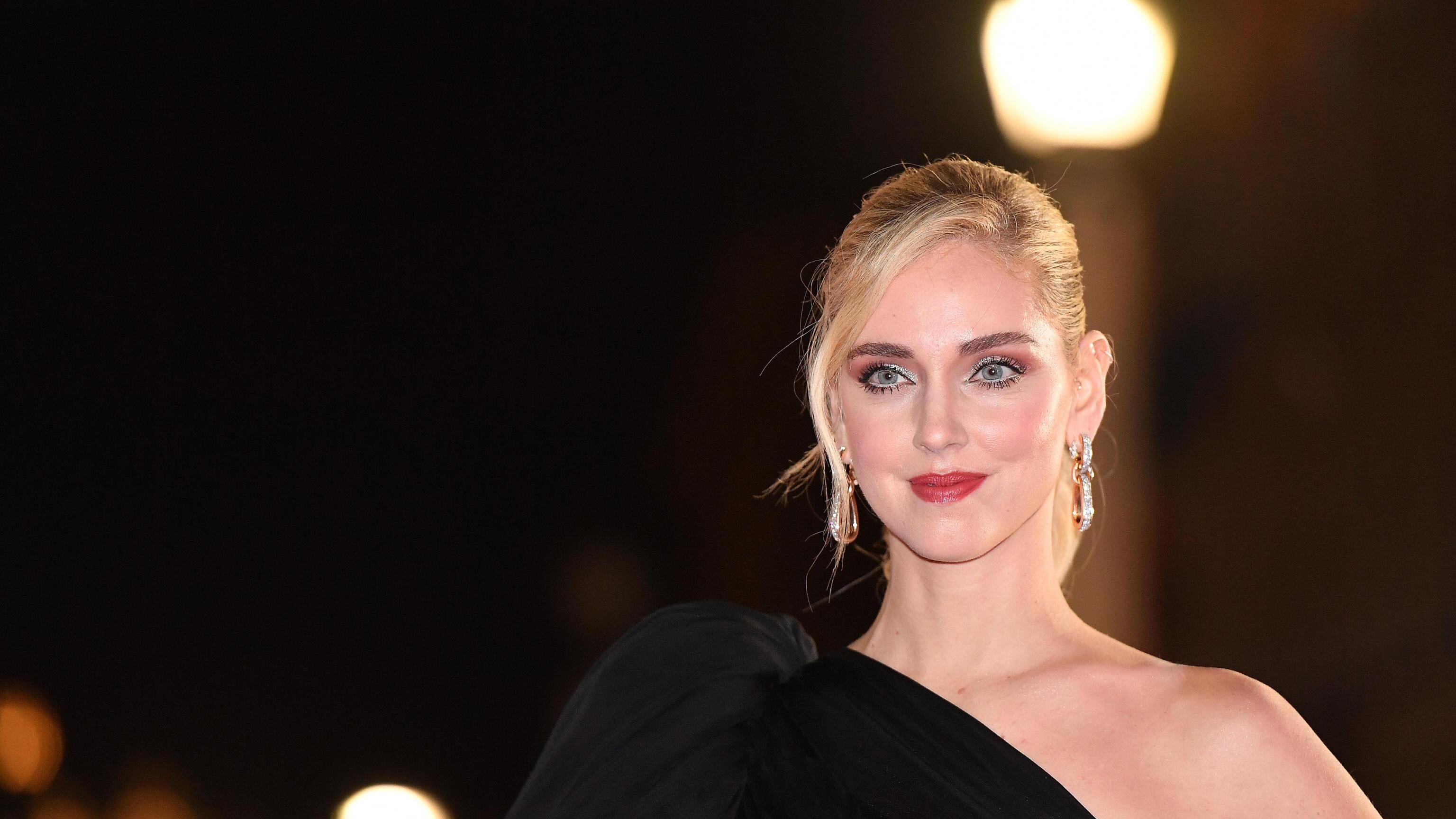 "Hai 40 anni...". La Ferragni in montagna scatena gli haters