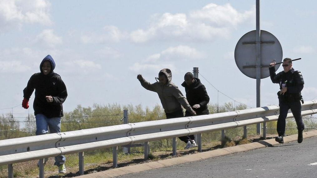 Calais, ora i migranti prendono d'assalto le macchine dei turisti