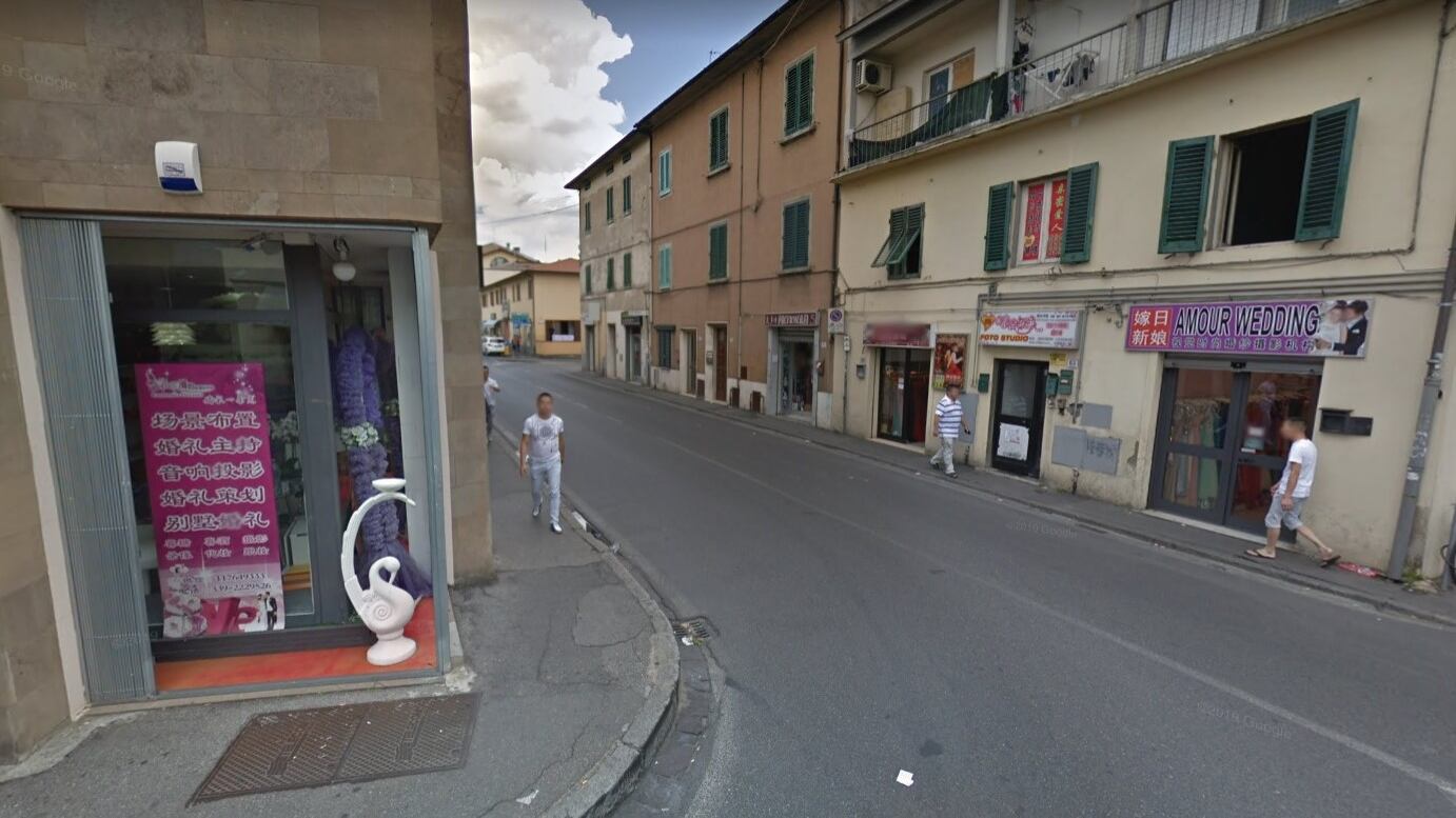 Prato, cinese pregiudicato aggredisce uomo con mannaia: arrestato