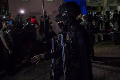 Indonesia, attacco alla polizia 7