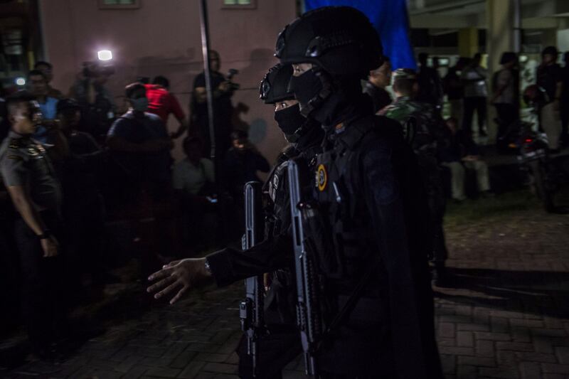 Indonesia, attacco alla polizia 7