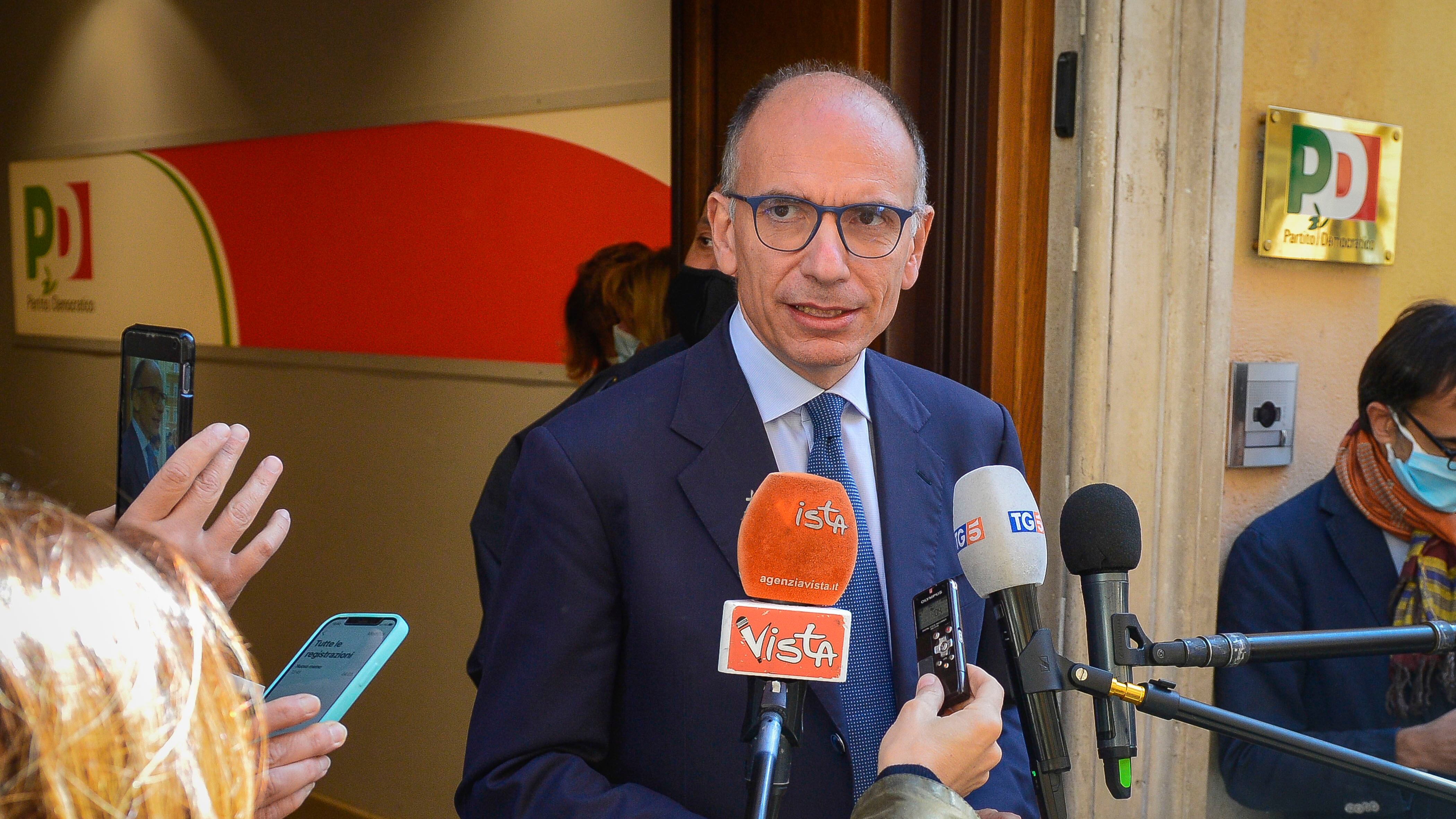 Il Pd senza nomi rinvia le scelte e incontra Conte. "Partita strana, c'è un'aria strana"