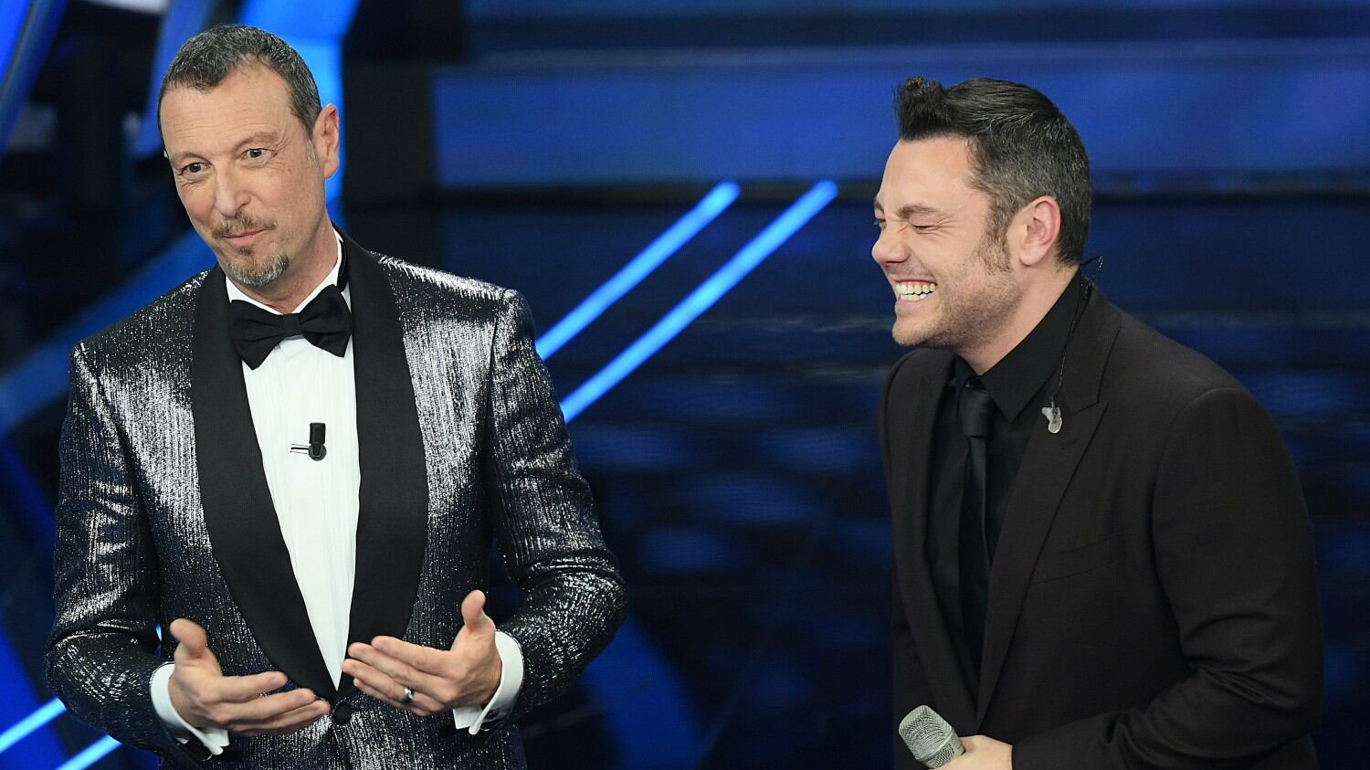 Sanremo, Tiziano Ferro tira tardi anche stasera: "Mi hanno messo dopo mezzanotte"