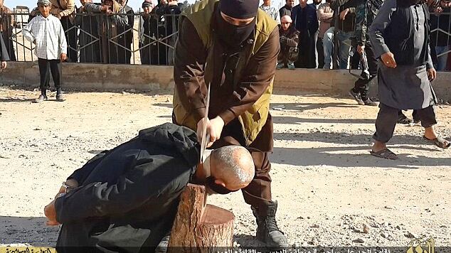 L'Isis ora taglia le teste con l'ascia