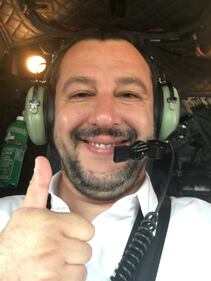 "Missione Libia, si parte". Salvini a bordo dell'aereo militare 4