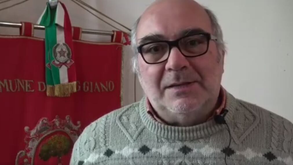 "Non avevo letto...". E il sindaco di sinistra "nega" il lutto a Berlusconi