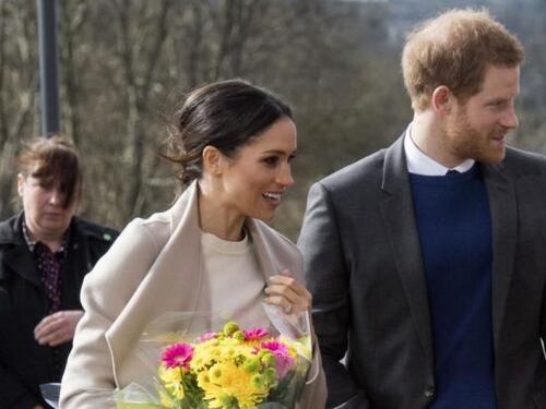 Meghan Markle: il padre guarda le foto con Harry in un internet cafè